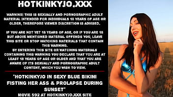 セクシーな青いビキニ姿のHotkinkyjoがお尻をフィスティングし、日没時に脱出