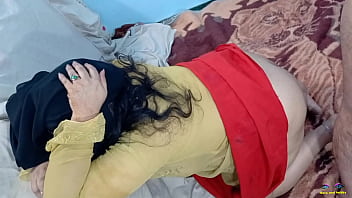 妻が下品なおしゃべりをしているのが見つかると、夫は怒って彼女のお尻を犯し始めました。ヒジャブを着たイスラム教徒のインド人浮気妻のアナルセックス