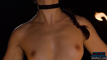 プレイボーイのヌードで火遊びをするチェコ人熟女美女エリリス・ノワール
