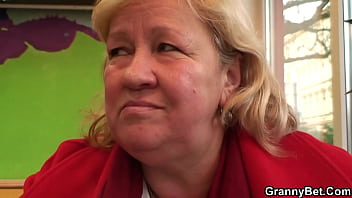 80-летняя бабушка с большими сиськами скачет на члене