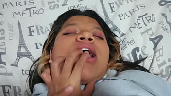 彼女が喜んでうめき声を上げて指をしゃぶっている間、私は彼女の大きなお尻を食べます - パート2 - 本物の自家製セックステープ
