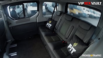 (Nikky Dream) はきついマンコを持っていて、デカチンのタクシー運転手 (George Uhl) の助けを借りてそれを伸ばすことにしました - VIP SEX VAULT