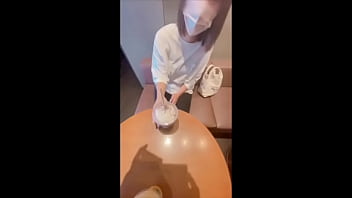 Tin◯erで出会ったスタバで働いてる大◯生と映画鑑賞と代してラブホに行って後ろからガンガン突きました。