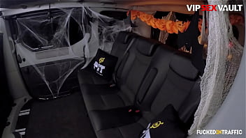 ハロウィン スペシャル - いたずらな警官 (Jasmine Jae) がハロウィーンの夜に不気味なバスの中でスピードスターを強打 - 交通渋滞に巻き込まれる