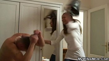 ショックを受けた妻に捕まったおばあちゃんと婿