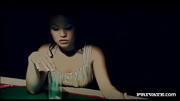 Lady Mai предлагает свое собственное покерное лицо для порции спермы