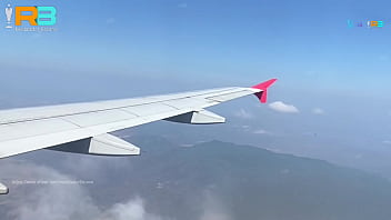 2人の従順な人妻メナゲと冒険の旅に出たバイアーノ監督、機内セックス。空港での飛行中の見せびらかし食い。飛行機で2人の妻とBBC三人組
