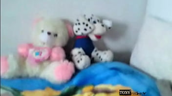 私からのサプライズプレゼント その1：私は彼女にシンプルなテディベアをあげました…でも、彼女が私にとてつもない贈り物をくれるとは思っていませんでした。