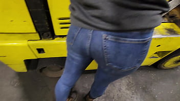 滴る中出しで職場のフォークリフトで犯されたホットな同僚