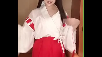将现场直播变成Miko（神社女）服装