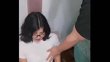 女子高生は授業をスキップして、成績を上げるために先生と性交する