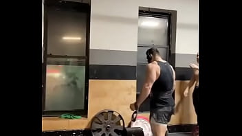 ジューシーな毛むくじゃらのビーガンのおまんこが大きな黒いハードロッドに乗って満足