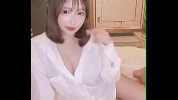 我穿着一件透明的白色Y恤进行了摄影。