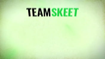 ポルノスターの美女セオドラ・デイが、ディープ分析ムービーの舞台裏から詳細を共有 - TeamSkeet