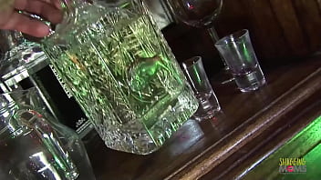 このチンポに飢えたブルネットの熟女は、3本のチンポだけで満足できるので、3人の男が彼女を激しく犯す