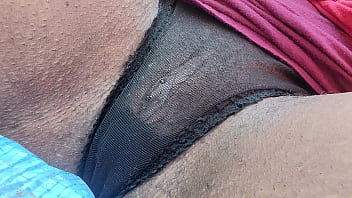 4つすべての外で私のパンティーをおしっこして、私の髪の膣を見せながら、おしっこを丸呑みしてあなたに吐き出します