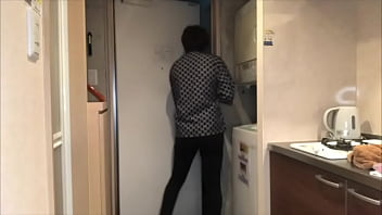 夫妇在寿司店工作结束时激烈地做爱。