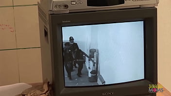 熟女ブルネットは逮捕され、金髪の女性将校と彼女の同僚によって三人組に引きずり込まれます