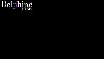 DELPHINEの小柄なブロンドのクロエ・チェリーがBBCに飛び込む
