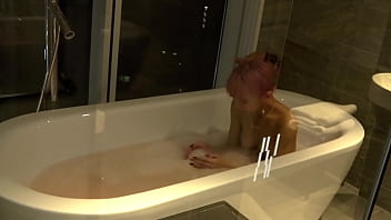 내 친구 중 한 명이 저녁 데이트에서 큰 가슴을 가진 작고 새끼손가락을 가진 미용사 