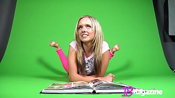 いたずらなブロンドの男女共学ブルターニュのボディが舞台裏で足を舐める