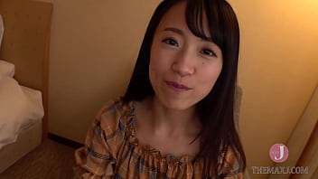 与一个有大奶子的女孩超级恩爱地做爱，即使隔着衣服也能看到她的大奶子 - 免费
