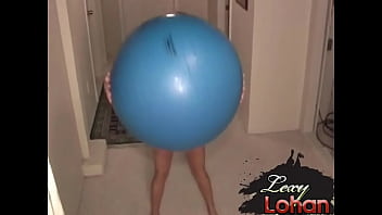 Lexy Lohan ヌード エクササイズ ボール 写真撮影