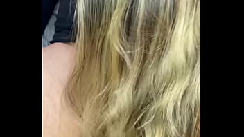 セクシーな大きなお尻の継母がチンポをしゃぶって騎乗位