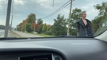 PICK UP - 混雑した道路に駐車した車の前の席で、美しい女の子が大きなペニスをしゃぶった。