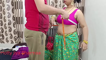 インドのバビがヒンディー語のオーディオでセックスするために女性の仕立て屋を誘惑する