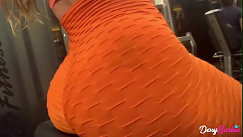 ジムの後、個人的にお尻を解放するホットな熟女！