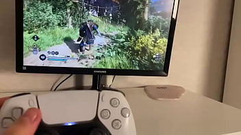 欲求不満の義理の妹は、ハードなセックスのためにゲームから私をそらしました
