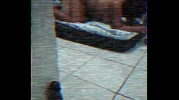私の夫は、私が成熟した友人とセックスしているのを見つけ、私たちを密かに記録します