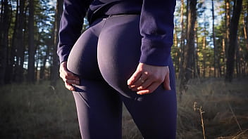 森の中で彼女の素晴らしいお尻をからかう超タイトなヨガパンツのラティーナ熟女