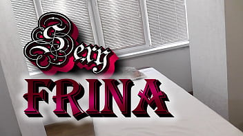 マッサージ。おっぱいマッサージ。マッサージ パーラーでは、マッサージ師がおっぱいのセクシーなブロンドの熟女 Frina をマッサージします。マッサージと潮吹き中に熟女が絶頂。濡れたマンコの強烈なオーガズム。潮吹き。マッサージルーム