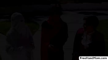 ハロウィーンのフォーサムで巨乳熟女が若い女性のチンポを取るのを今まで見たことがありません