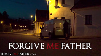 Forgive Me Father - バンの後ろでの強烈なウェットフィスティングファックセッション中に、角質の不潔なMILFから複数のハードオーガズムを取得するゴージャスなボディとタトゥーを持つ潮吹きの若い女性のためのレズビアンアナルファックのストラップ