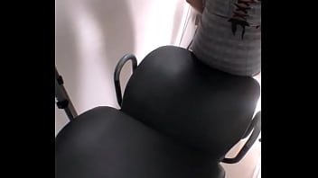 かわいい巨乳の自然な大学のガールフレンドが学校の授業後に激しくセックスするようになる