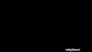 Oliver Buzz 的私人電影：Rebecca 和 Tony 一起玩，但他的雞巴並沒有變硬