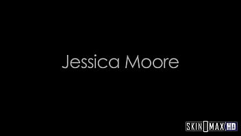 Своенравная девушка Jessica Moore пожирает огромный член