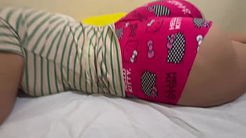 継娘が継父の部屋に入ると、彼は彼女に腹を立てたので、彼女はスペイン語で彼をスパンキングすることで彼を尊重するように彼に教えます.