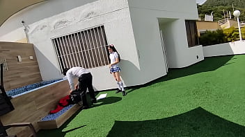 若い男子生徒が学校のテラスでセックスをしており、防犯カメラに捕らえられています。