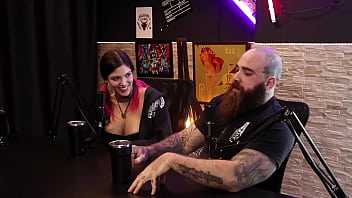 Она хотела быть моделью, и он познакомился с ней в Tinder - Queen and Iron