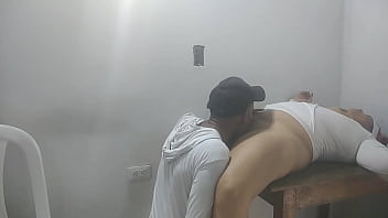 我的火辣繼母被操得很好，我射在她裡面