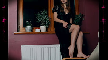 -我想要熱情火辣的性愛！ 穿著性感內衣的性感熟女。