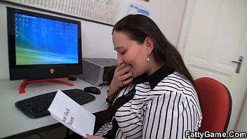 Офисная толстушка с толстой задницей соблазняет клиента на секс