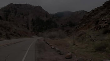 ПУБЛИЧНЫЕ ДРОЧКИ Miatsu Kumiko и Laura Coryander дрочат похотливому туристу в государственном парке