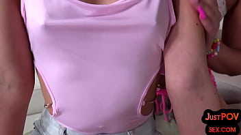 POV 3p 愛情のあるアマチュア 19 歳の女が喉を鳴らした後に犯される