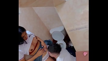 は学校のトイレで激しくファックしているのを見つけ、彼は彼女の口の中で絶頂します（信じられないほどのアマチュアビデオ）