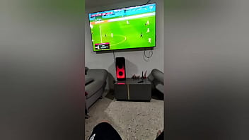 FIFA ワールド カップのクロアチアの試合を観戦しているときに、金持ちの女の子が割り込みます。